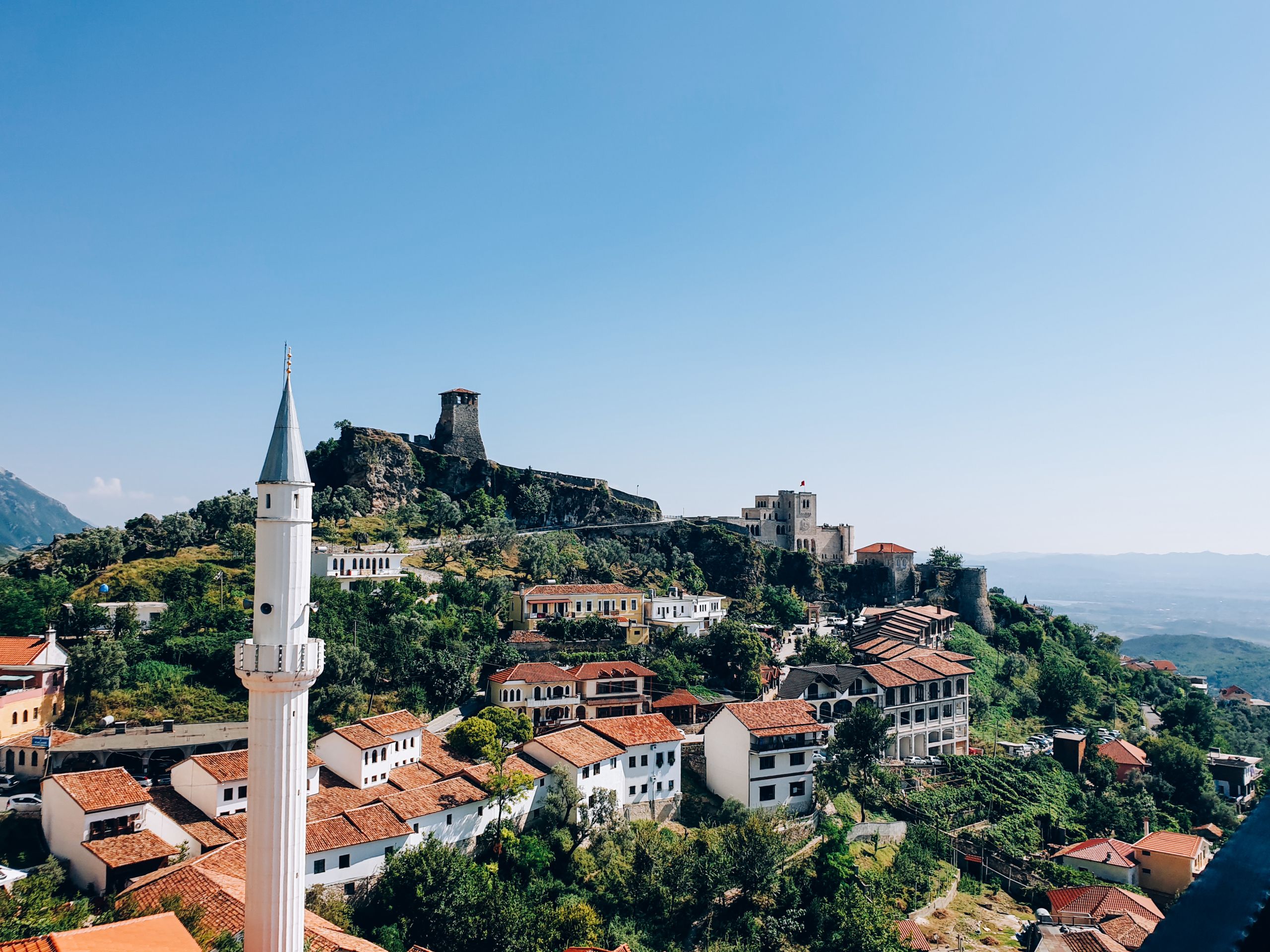 Castello di Kruja visto dalla collina, Albania, tra storia e mare nel paese delle aquile